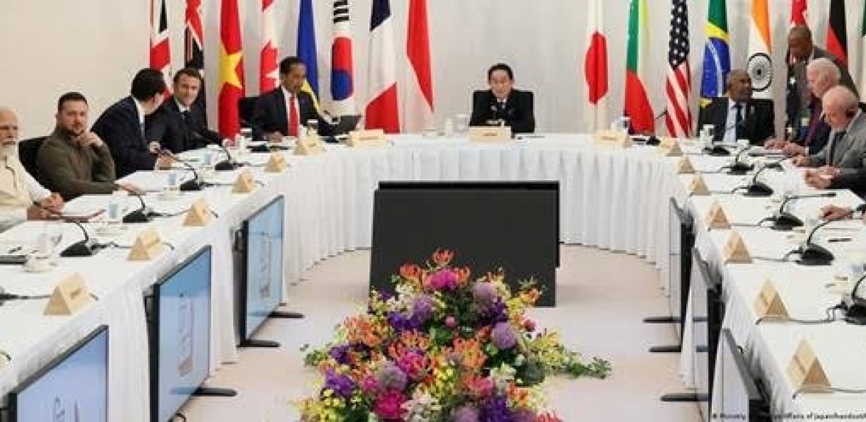 Diante de Zelenski, Lula condena invasão, mas pede diálogo