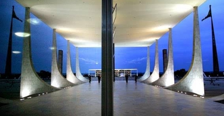 Detalhe da Praça dos Três Poderes com reflexo na parede lateral do edifício-sede do STF. Crédito: Nelson Jr./SCO/STF