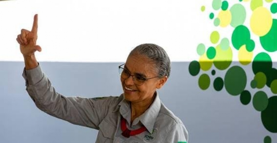 A ministra do Meio Ambiente, Marina Silva, faz o L de Lula; ela participou da posse do novo presidente do ICMBio, Mauro Pires. - Fabio Rodrigues-Pozzebom/Agência Brasil