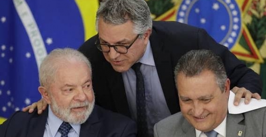 O presidente Lula e os ministros Alexandre Padilha (SRI) e Rui Costa (Casa Civil) - Lucio Tavora-10.mar.23- Xinhua