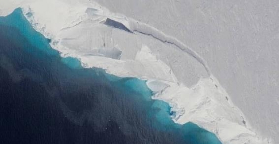 Parte da geleira Thwaites desmorona no oceano; esse processo é normal em geleiras, mas foi acelerado pelas mudanças climáticas, chegando a situação preocupante - Jeremy Harbeck - 9.jul.2019/Nasa