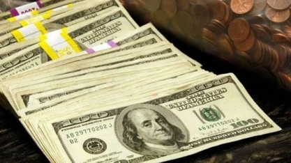 Bolsa sobe e dólar cai após divulgação de ata do Copom; varejo é destaque