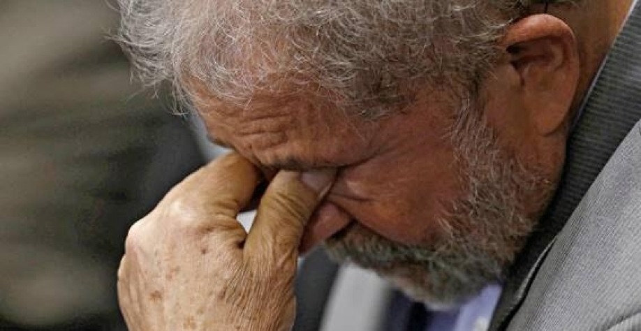  Lula perde peso na crise nacional e estatura no plano internacional