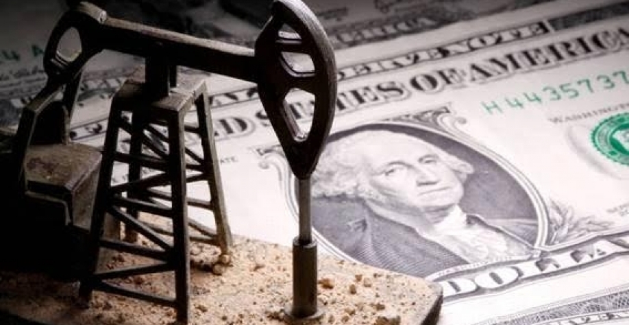 Modelo de bomba de petróleo sobre notas de dólar - Dado Ruvic - 14.abr.2020-Reuters