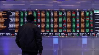 Dólar cai e fecha a R$ 4,95; Bolsa sobe 112,5 mil pontos