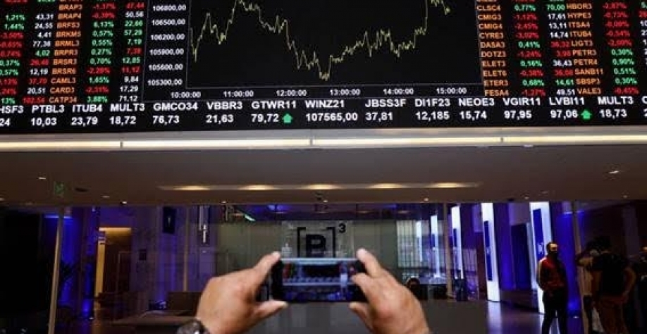 Homem fotografa painel eletrônico da Bolsa de Valores do Brasil, em São Paulo - Amanda Perobelli - 28.out.2021/Reuters