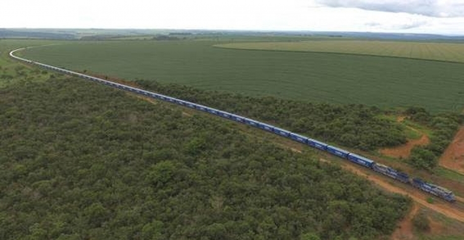 Trem da concessionária Rumo, com 120 vagões, trafega no principal corredor do agronegócio, em Rondonópolis (MT) - Divulgação
