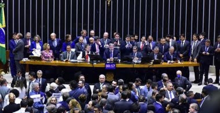 Reforma tributária foi aprovada nesta quinta-feira por 382 votos a favor e 118 contrários no primeiro turno e 375 votos a favor e 113 contrários no segundo turno.  Foto: Zeca Ribeiro/Câmara dos Deputados