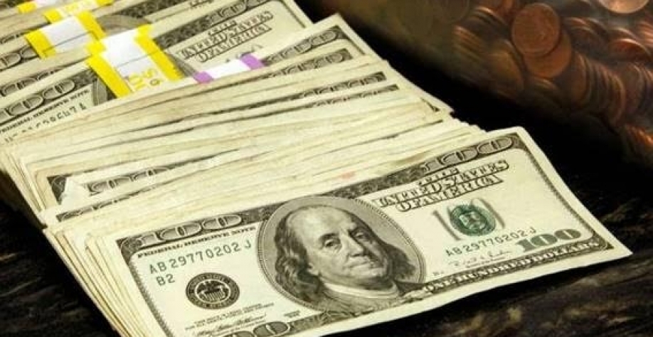 Dólar cai ao menor patamar desde abril de 2022 após Fitch elevar nota