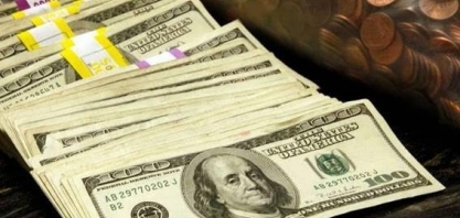 Dólar cai ao menor patamar desde abril de 2022 após Fitch elevar nota