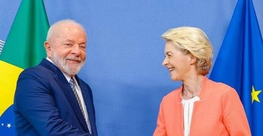 O presidente Lula com a presidente da Comissão Europeia, Ursula von der Leyen no encontro Celac-UE nesta segunda (17), em Bruxelas - Ricardo Stuckert/Divulgação