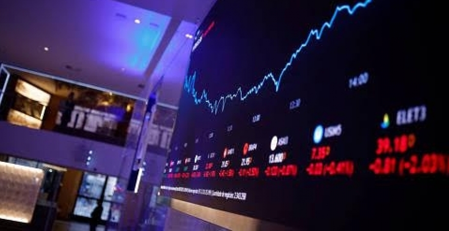 Painel eletrônico indica flutuação das ações no pregão na Bolsa de Valores brasileira, a B3, em São Paulo - Amanda Perobelli - 6.jul.2023-Reuters