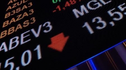 Bolsa sobe 1,1%, e dólar cai a R$ 4,855