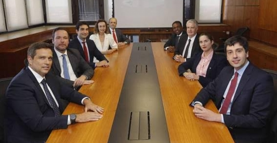 Integrantes do Copom reunidos, nesta quarta (2), na sede do BC; na foto, Roberto Campos Neto à frente (à esq.) e, ao fundo, Gabriel Galípolo (3º, à esq.) e Ailton Aquino (último, à direita) - Raphael Ribeiro/BC