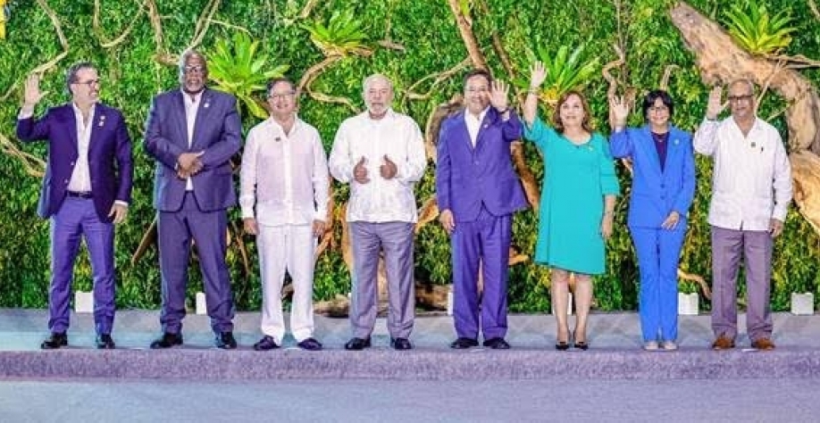 Na Cúpula da Amazônia, da esquerda para a direita, o chanceler do Equador, Gustavo Manrique, o primeiro-ministro da Guiana, Mark Phillips, o presidente da Colômbia, Gustavo Petro, o presidente do Brasil, Luiz Inácio Lula da Silva, o presidente da Bolívia,