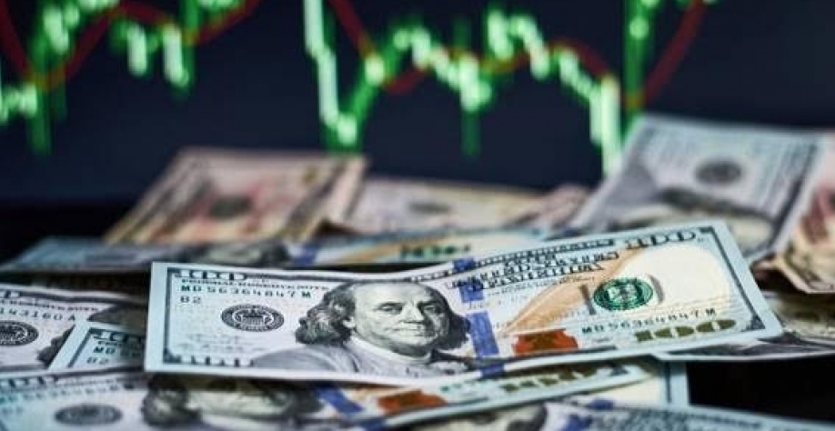 Petrobras salta 5% e puxa alta da Bolsa; dólar fecha o mês a R$ 4,729