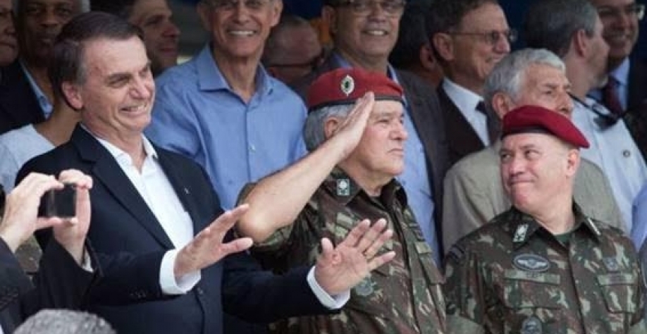 Forças Armadas procuram 'saída honrosa' após escândalos de Bolsonaro