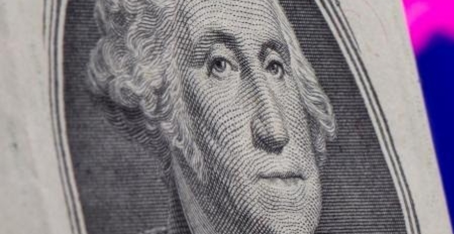 Dólar cai a R$ 4,855, após aprovação do arcabouço; Bolsa sobe 1,7%