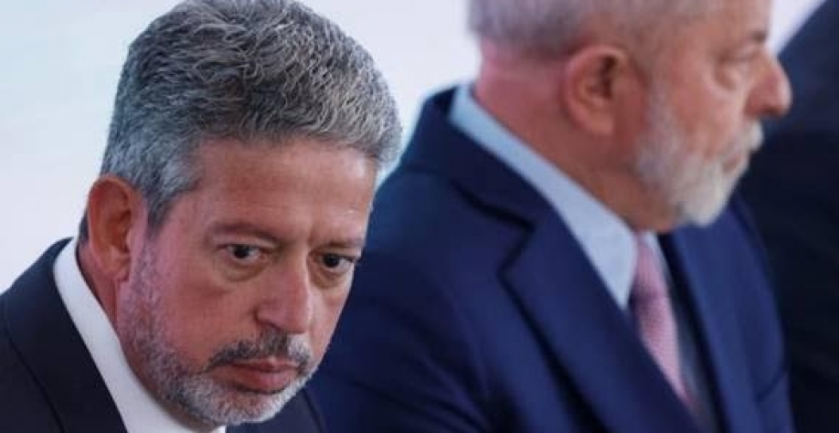 Lira e Lula na posse de Celso Sabino como ministro do Turismo; presidente da Câmara deve emplacar mais aliados no primeiro escalão do governo. Foto Reuters