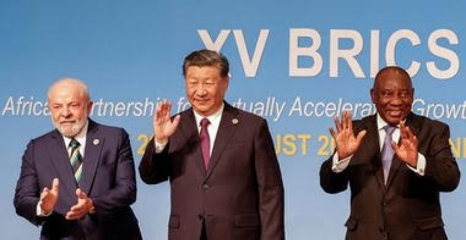 Lula participou de cúpula do Brics na África do Sul ao lado do presidente chinês Xi Jinping, e do congênere sul-africano Cyril Ramaphosa. Vladimir Putin, que é alvo de pedido de prisão internacional, não compareceu. Foto GIANLUIGI GUERCIA  EFE