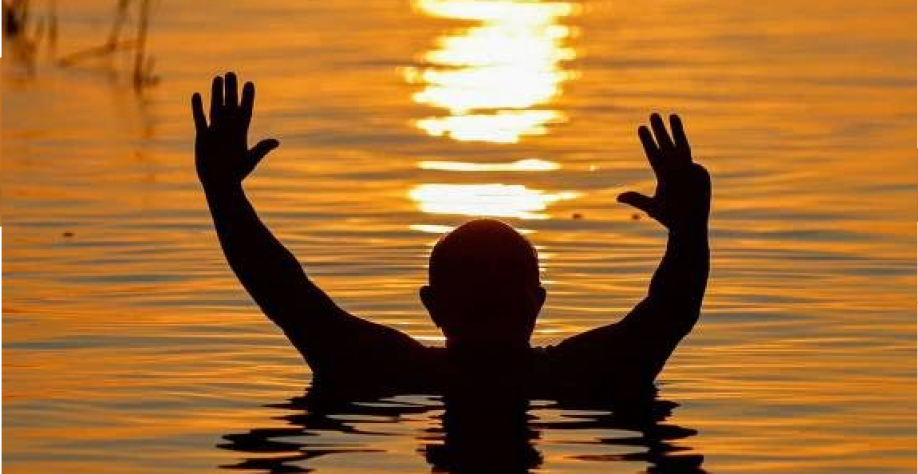 Foto na página de Lula mostra o presidente com os braços para o alto durante o pôr do sol no rio Tapajós - Ricardo Stuckert Presidênci