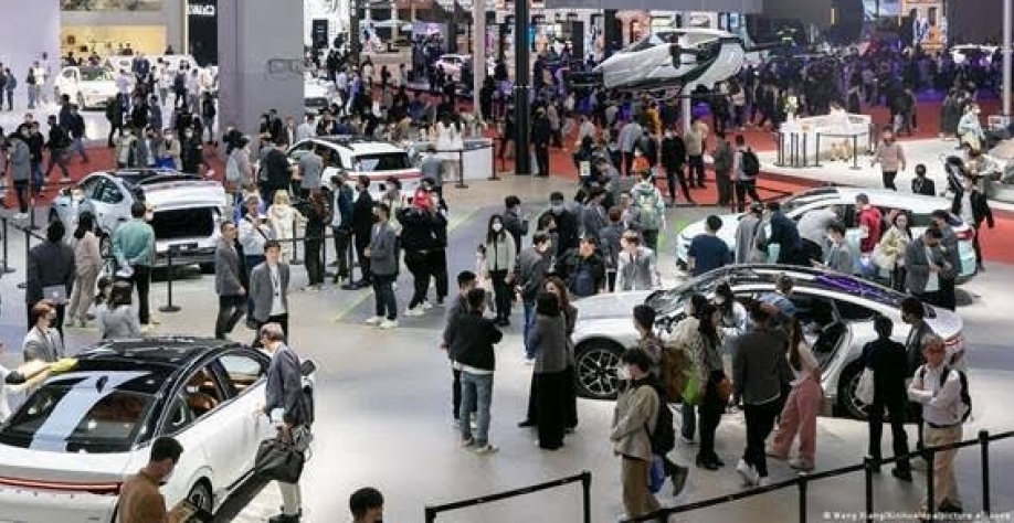 Visitantes passeiam pela Auto Shanghai 2023- China responde pela metade dos carros elétricos no mundo, 80% dos veículos licenciados por lá são produção doméstica. Foto Wang Xiang-XinHua-dpa-picture alliance