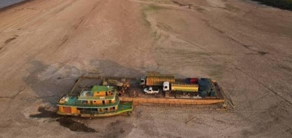 Seca na Amazônia deixa barcos encalhados e paralisa transporte pelos rios