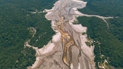 Rio Solimões vira deserto e indígenas adoecem bebendo água contaminada