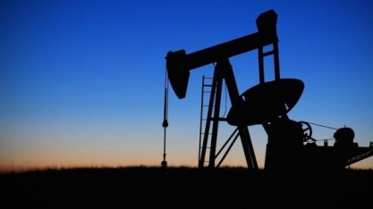 Petróleo fecha em alta de 4% após ataque terrorista do Hamas em Israel