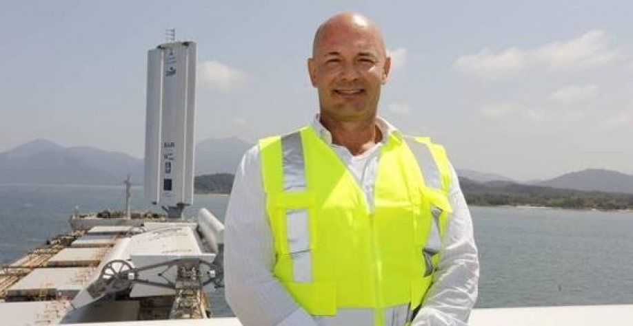 Paulo Sousa, presidente da Cargill, em frente às velas de fibra de vidro no navio Pyxis Ocean. Foto Marco Máximo/Kibacana