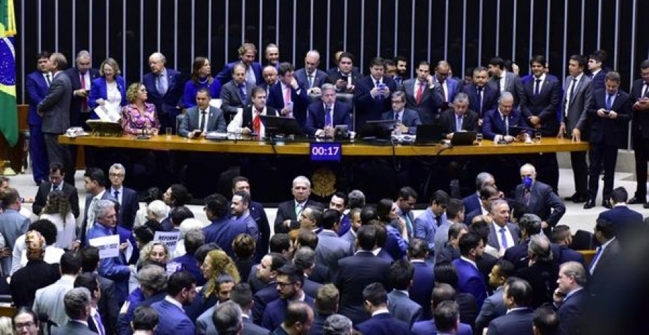 Câmara aprova projeto de taxação de super-ricos e offshores