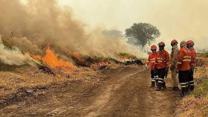 Atípico, fogo no pantanal assusta e cerca moradores em meio à seca