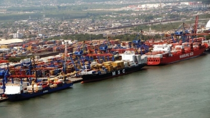 70 navios esperam 20 dias para carregar 3 milhões de toneladas de açúcar