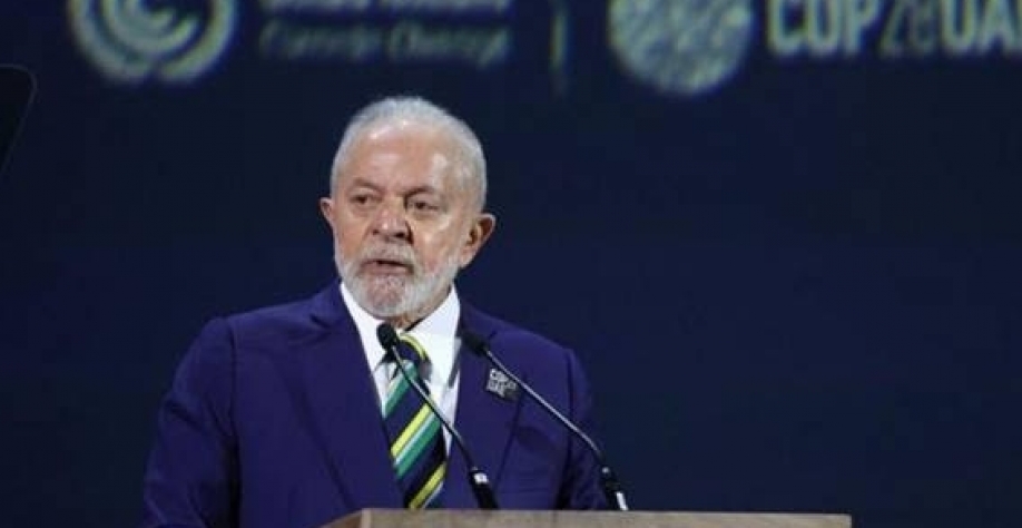 Após se aliar a clube do petróleo, Lula cobra por combustíveis fósseis