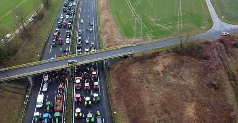 Agricultores da França mantêm protestos apesar de concessões do governo