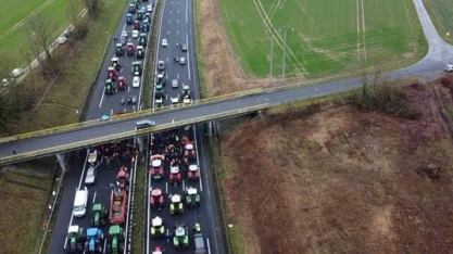 Agricultores da França mantêm protestos apesar de concessões do governo