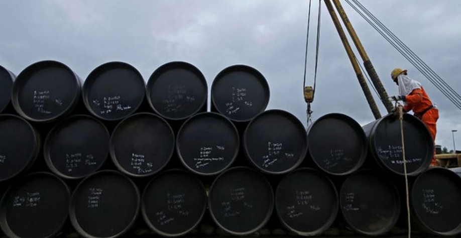 Petróleo sobe 3% com força da economia dos EUA e tensões no Mar Vermelho