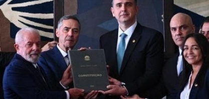 Celebração do 8/1 virou uma cena de comédia com discursos de Lula e Moraes