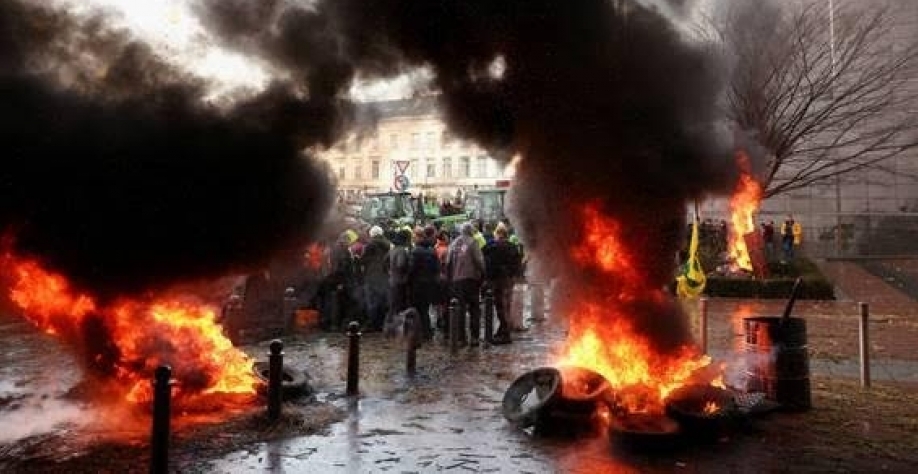 Agricultores tomam Bruxelas contra regulamentações da agenda verde