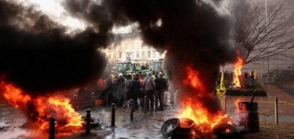 Agricultores tomam Bruxelas contra regulamentações da agenda verde