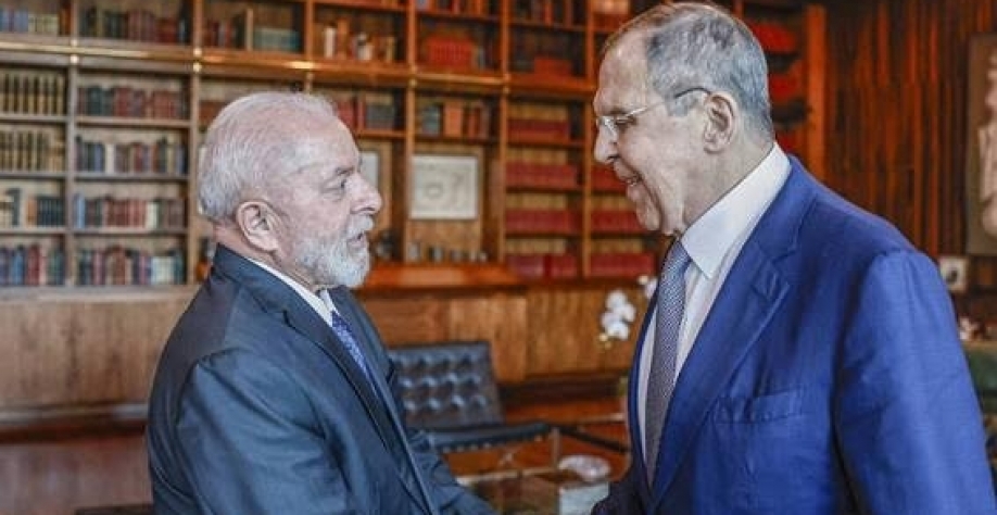 Governo empresta avião da FAB para chanceler de Putin se encontrar com Lula