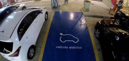 Importação cresce ao maior patamar em 20 anos;indústria corre ao governo