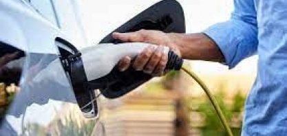 Agência internacional prevê venda recorde de carros elétricos em 2024