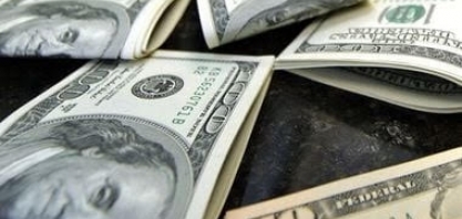 Dólar vai a R$ 5,06, e BC faz primeira intervenção no governo Lula