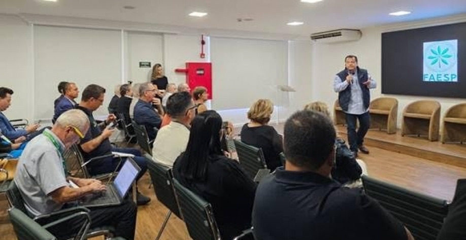 Festa embargada no Theatro e recepção para a imprensa com auto-elogios