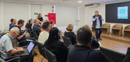 Festa embargada no Theatro e recepção para a imprensa com auto-elogios