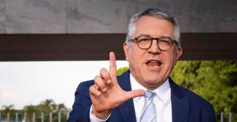 Na república do chilique, ministro leva faca no pescoço e governo se afoba