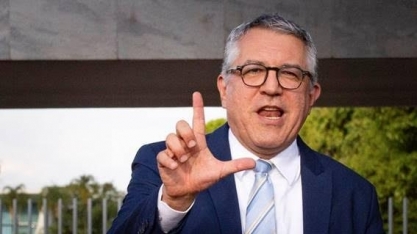 Na república do chilique, ministro leva faca no pescoço e governo se afoba