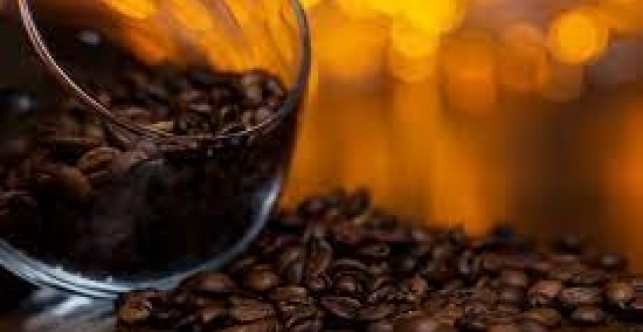 Café arábica salta 5% na ICE, atingindo pico de 18 meses