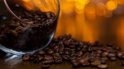 Café arábica salta 5% na ICE, atingindo pico de 18 meses